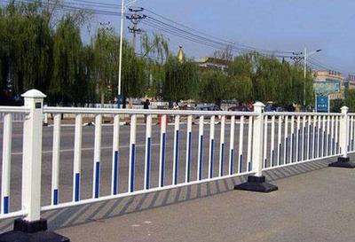 咸寧車道分隔護(hù)欄 價(jià)格透明、資質(zhì)齊全、型號多樣、款式新穎，助力道路機(jī)動車輛安全通行